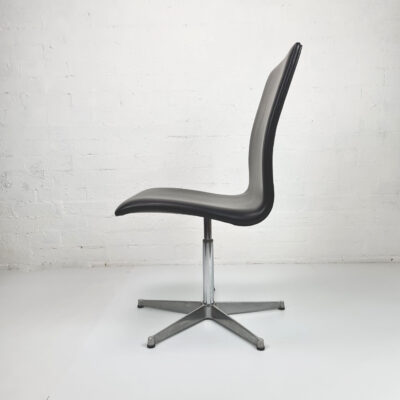 Fritz-hansen-oxford-chair Arne Jacobsen Oxford Chair in black leather. Produced by Fritz Hansen