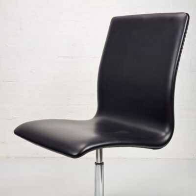 Fritz-hansen-oxford-chair Arne Jacobsen Oxford Chair in black leather. Produced by Fritz Hansen
