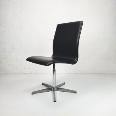 Fritz-hansen-oxford-chair Arne Jacobsen Oxford Chair in black leather. Produced by Fritz Hansen