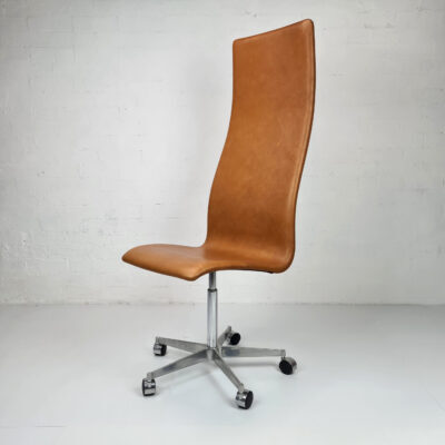 arne-jacobsen-oxford-high-back Fritz Hansen Oxford chair with high back in cognac-coloured leather