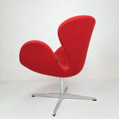 Arne Jacobsen Swan Chair in red wool