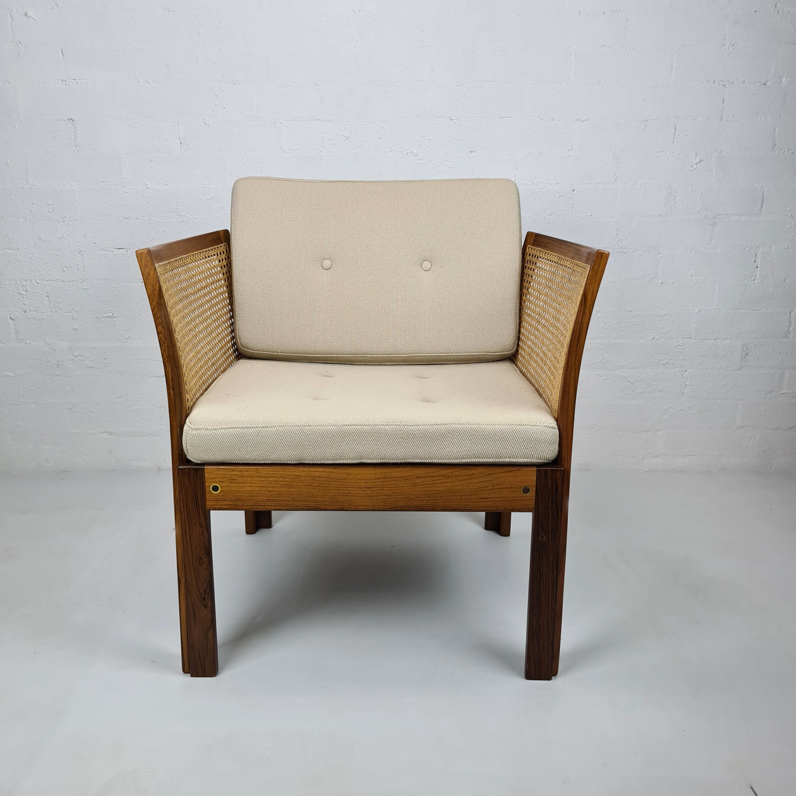 Illum-Wikkelsø-Plexus-Chair-front Plexus chair designed by Illum Wikkelsø