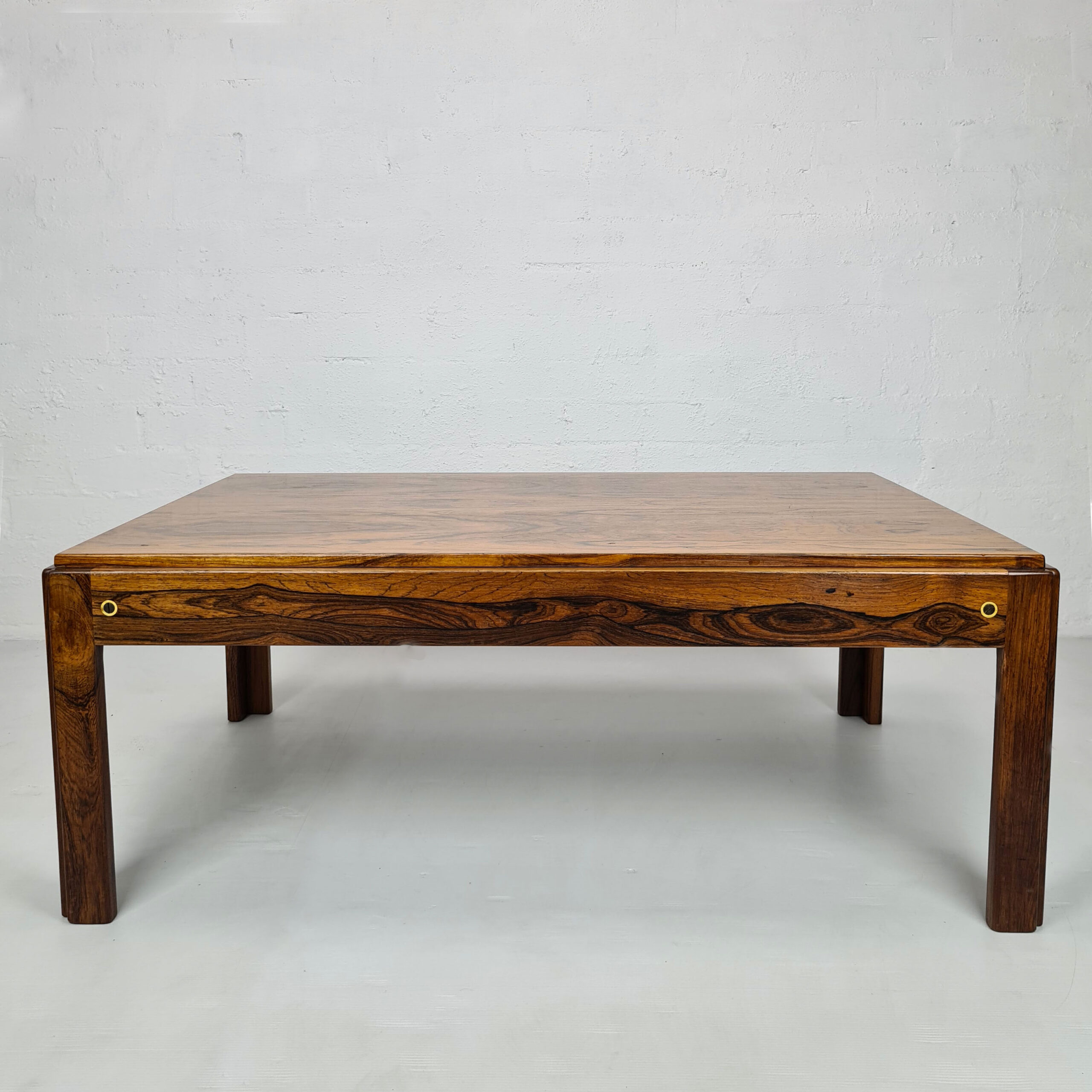 Illum-Wikkelsø-Plexus-table Illum Wikkelsø Plexus table