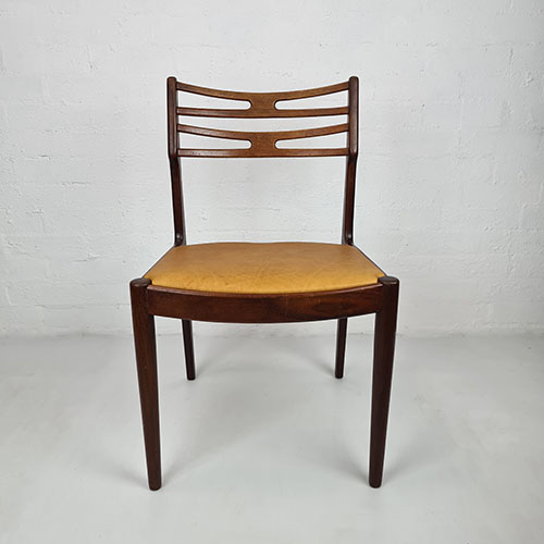 Johannes-Andersen-chair-front 500x500 Johannes Andersen chairs made of teak and seat of aniline leather